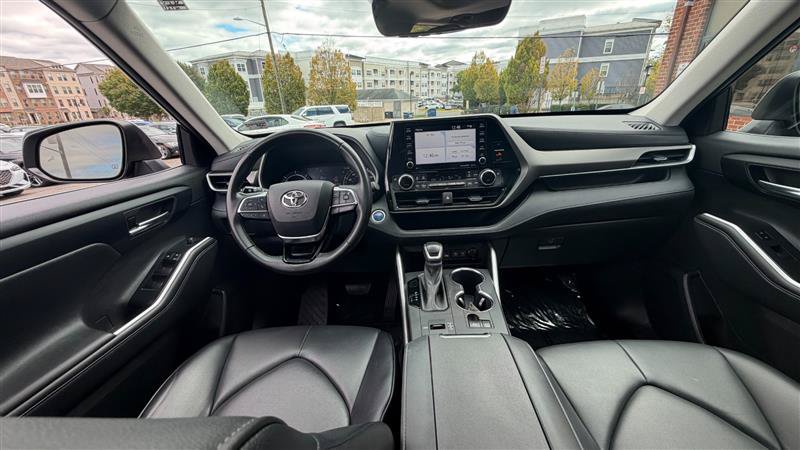Used 2021 Toyota Highlander XLE FWD image 24