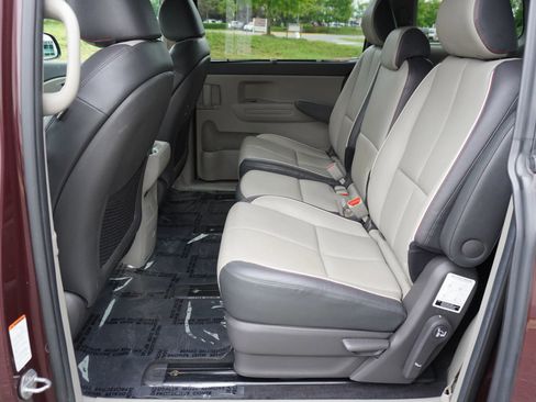 Used 2018 Kia Sedona LX w/ LX Essentials Premium Package FWD image 11