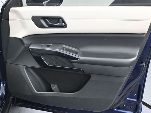 Used 2023 Nissan Pathfinder SV image 8