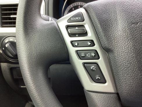 Used 2017 Nissan Titan SV RWD image 6