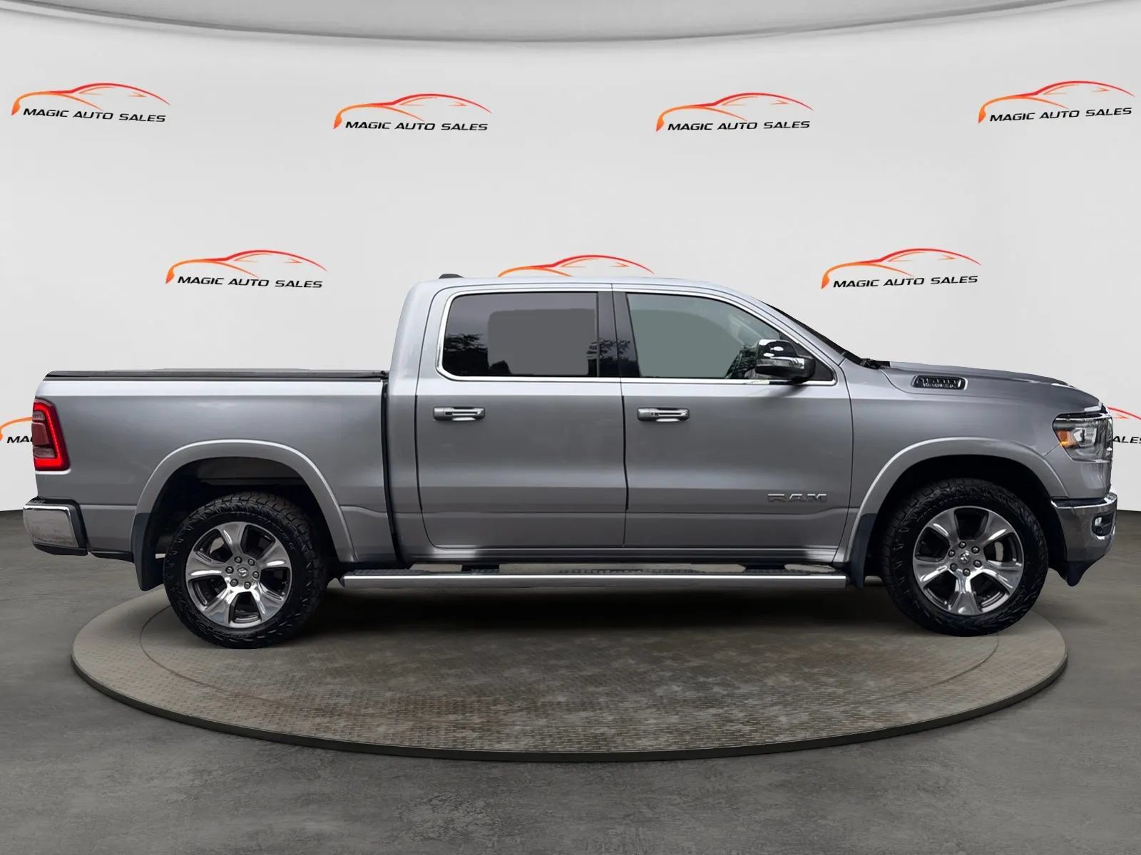Used 2019 RAM 1500 Laramie AWD/4WD image 6
