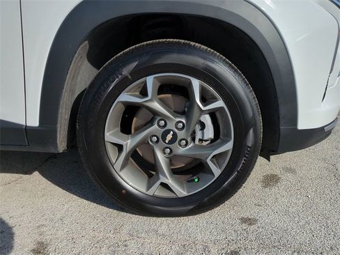 Certified 2025 Chevrolet Trax LT image 11