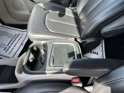 Used 2023 Chrysler Pacifica Touring-L FWD image 26