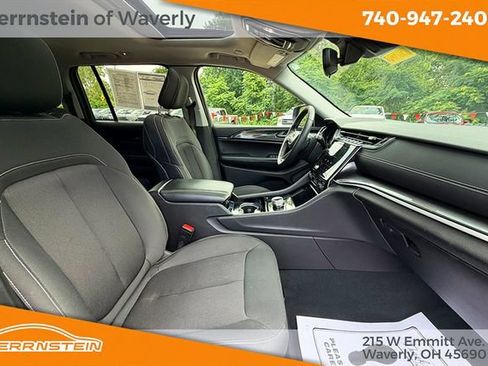 Used 2023 Jeep Grand Cherokee Laredo w/ Luxury Tech Group I AWD/4WD image 27