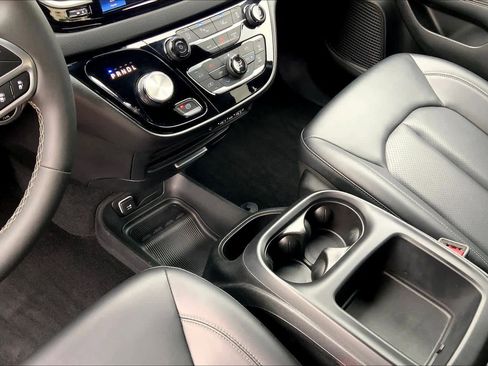 Used 2025 Chrysler Pacifica Select image 17