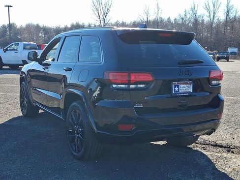 Used 2019 Jeep Grand Cherokee Altitude image 9