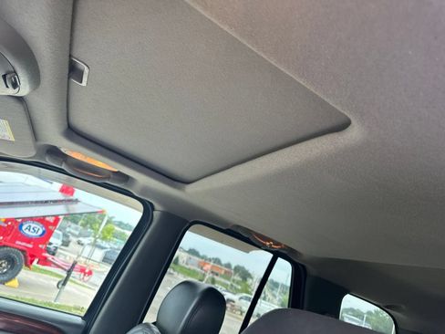 Used 2004 GMC Envoy SLT AWD/4WD image 7