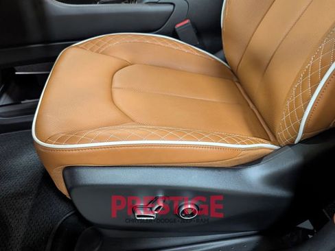 New 2026 Chrysler Pacifica Pinnacle image 25