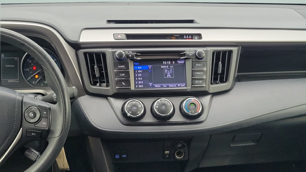 Used 2018 Toyota RAV4 LE FWD image 13