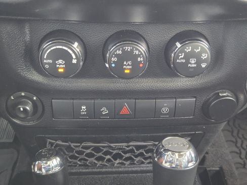 Used 2017 Jeep Wrangler Unlimited Sahara w/ Connectivity Group AWD/4WD image 14
