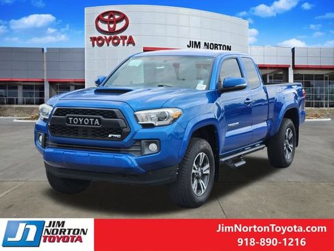 Used 2017 Toyota Tacoma TRD Sport w/ Tow Package RWD image 4