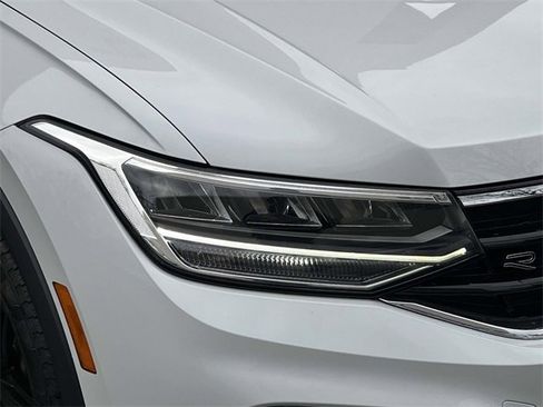 Certified 2022 Volkswagen Tiguan SE R-Line image 10