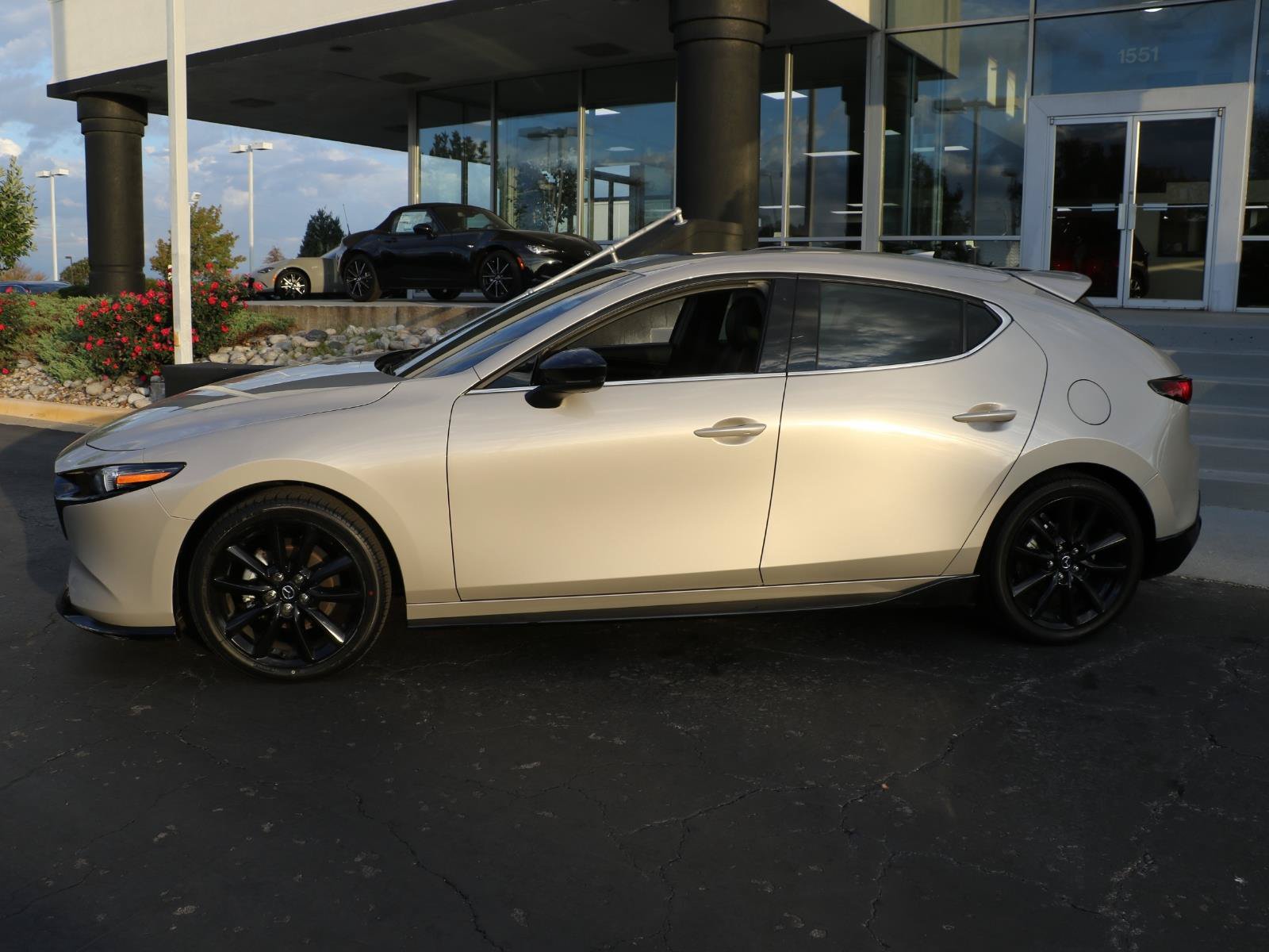 Used 2025 MAZDA MAZDA3 2.5 S Hatchback w/ Appearance Package FWD image 2