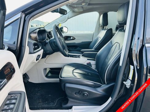 Used 2024 Chrysler Pacifica Limited image 3