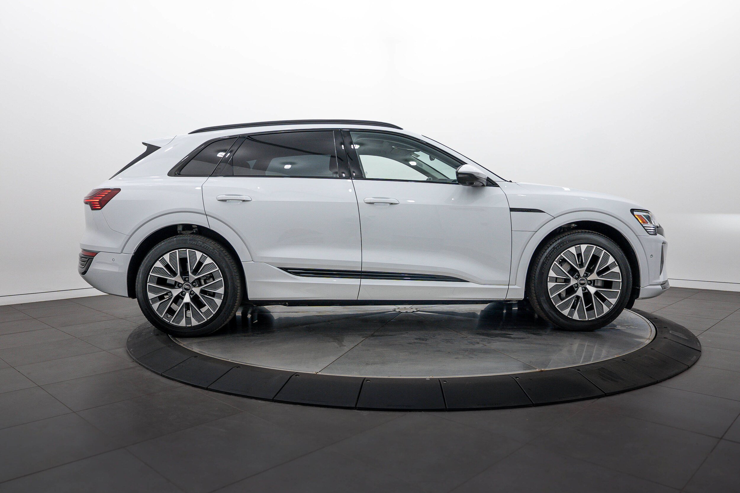 Used 2024 Audi Q8 e-tron Premium Plus AWD/4WD image 3