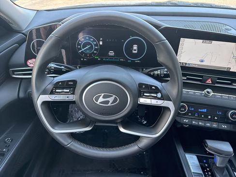 Used 2025 Hyundai Elantra Limited FWD image 17