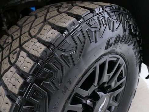 Used 2025 Chevrolet Silverado 2500 ZR2 w/ Technology Package image 34