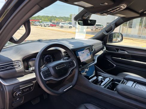 Used 2024 Jeep Wagoneer L Series II w/ Flexible Seating Group RWD image 26