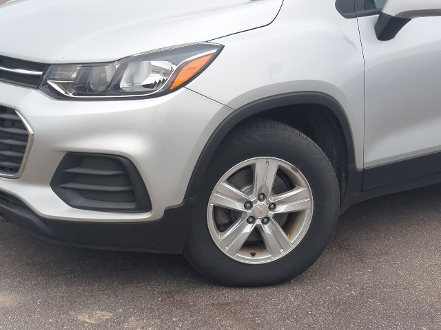 Used 2022 Chevrolet Trax LS w/ Tint and Cruise Package AWD/4WD image 2