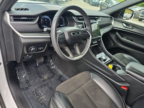 Used 2024 Jeep Grand Cherokee Altitude AWD/4WD image 23