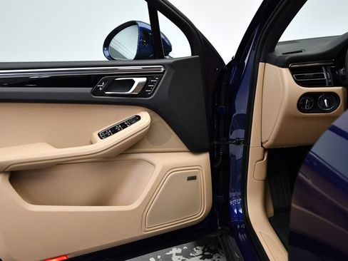 Used 2025 Porsche Macan image 32