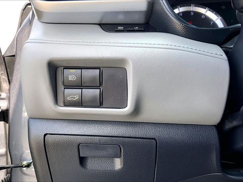 Used 2022 Toyota Highlander LE FWD image 33