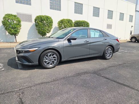 Used 2025 Hyundai Elantra Hybrid FWD image 2