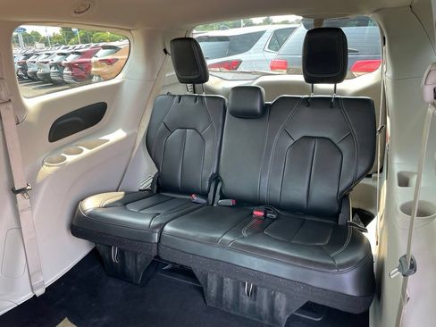 Used 2023 Chrysler Pacifica Touring-L FWD image 9