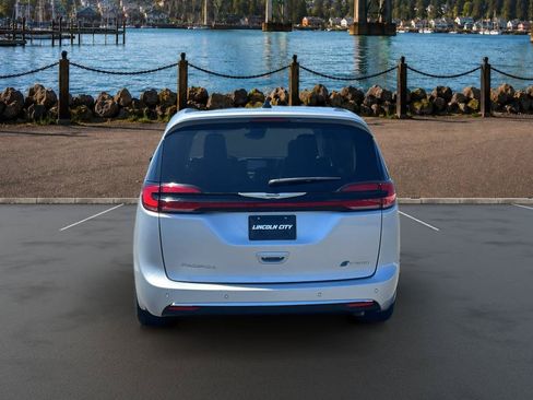 Used 2023 Chrysler Pacifica Limited w/ Uconnect Theater Family Group FWD image 8