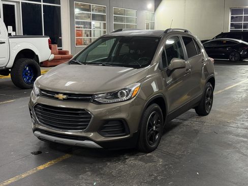 Used 2021 Chevrolet Trax LT w/ LT Convenience Package image 5