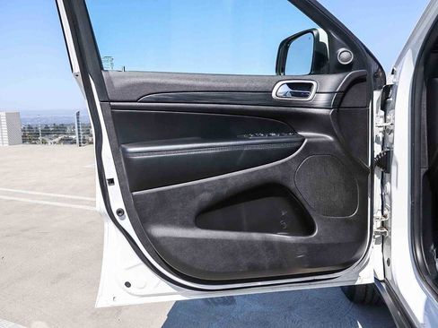 Used 2019 Jeep Grand Cherokee Laredo RWD image 29