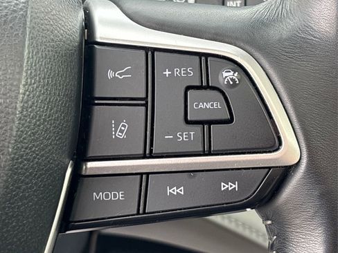 Used 2023 Toyota Highlander XLE image 28