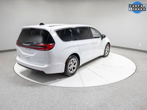 Used 2024 Chrysler Pacifica Limited FWD image 30