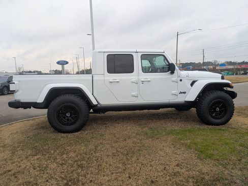 Used 2025 Jeep Gladiator Sport image 3