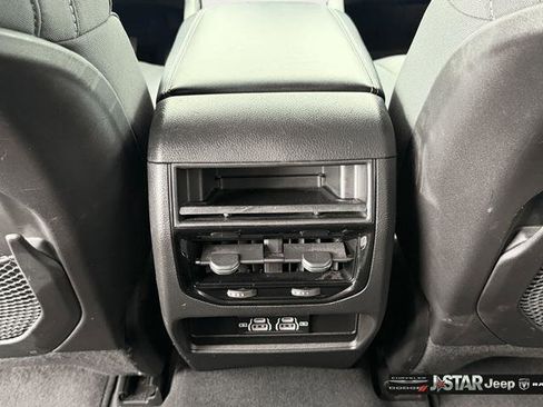 Used 2023 Jeep Grand Cherokee Laredo AWD/4WD image 31
