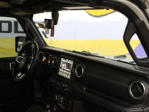 Used 2018 Jeep Wrangler Unlimited Sahara w/ Uconnect 4C Nav & Sound Group AWD/4WD image 10