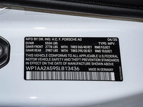 Certified 2025 Porsche Macan image 30