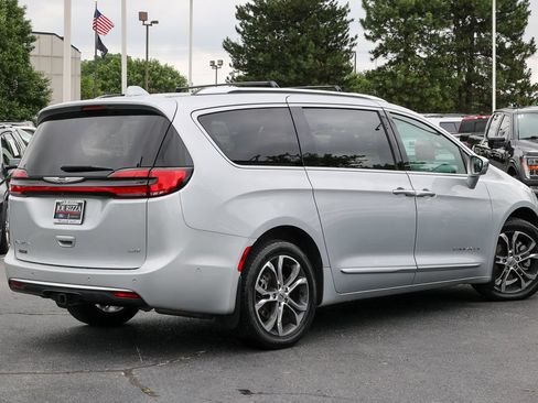 Used 2022 Chrysler Pacifica Pinnacle AWD/4WD image 3