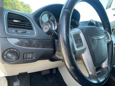 Used 2014 Chrysler Town & Country Touring image 21
