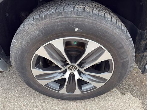 Used 2020 Toyota Highlander XLE FWD image 25