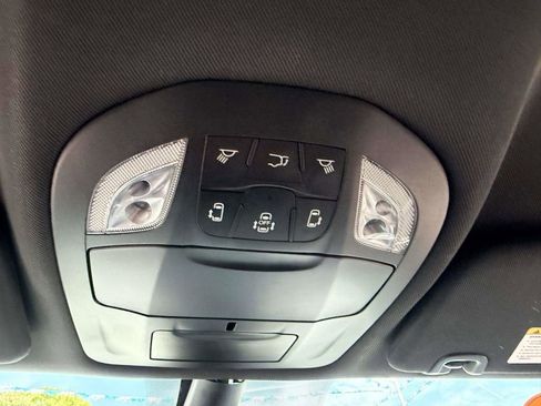 Used 2024 Chrysler Pacifica Limited FWD image 37