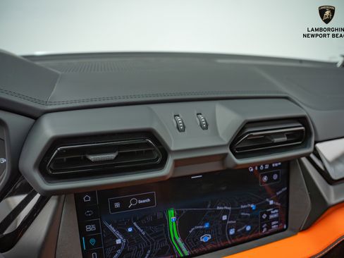 Used 2025 Lamborghini Urus SE image 27
