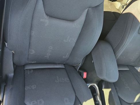 Used 2017 Jeep Renegade Latitude w/ Cold Weather Group image 19