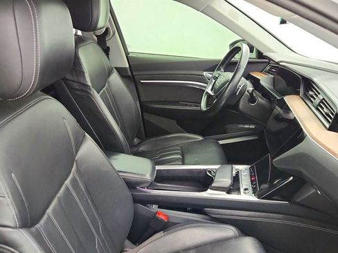 Used 2019 Audi e-tron Prestige w/ Prestige Package image 23