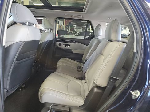 Used 2024 Honda Pilot Touring image 16