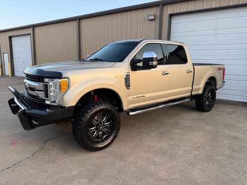 Used 2017 Ford F250 XLT w/ XLT Premium Package image 5