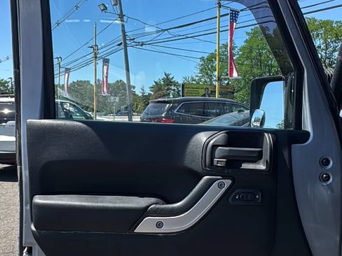 Used 2014 Jeep Wrangler Unlimited Rubicon w/ Connectivity Group AWD/4WD image 9