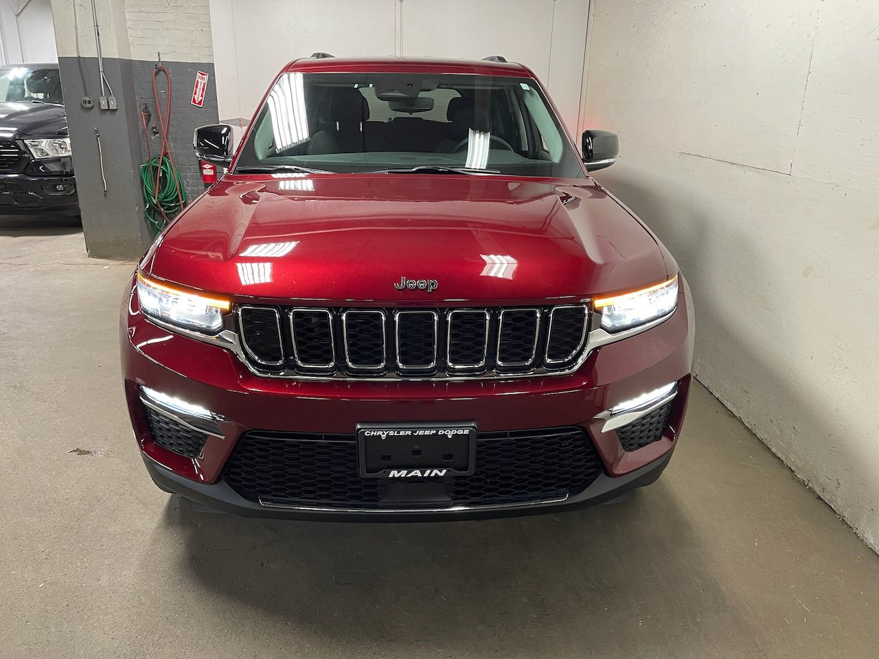 Used 2023 Jeep Grand Cherokee Limited AWD/4WD image 5