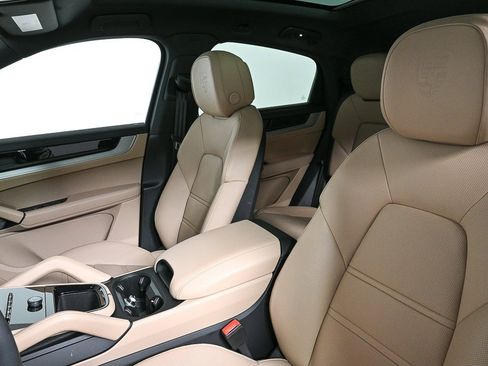 Certified 2025 Porsche Cayenne S image 8