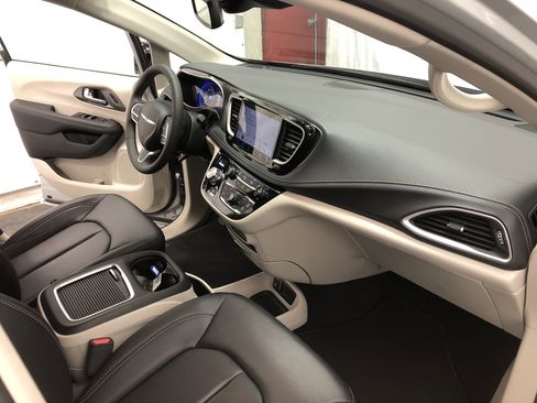 Certified 2024 Chrysler Pacifica Touring-L image 17